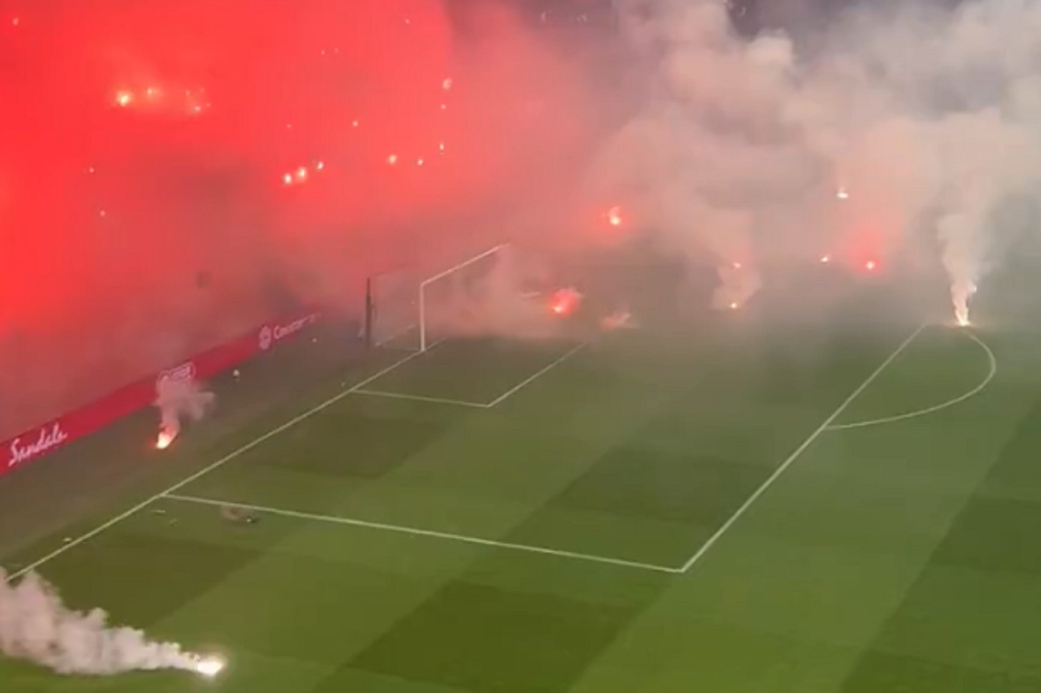 Mecz Ajaksu Amsterdam przerwany! Kibice oddali hołd [WIDEO]