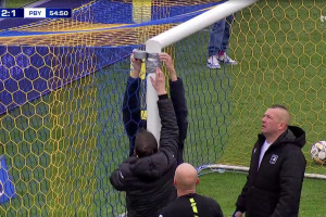 Sceny w Pucharze Polski! Kleili bramkę na taśmę [WIDEO]