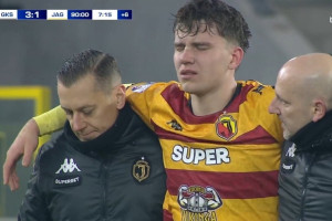 Jagiellonia Białystok wstrzymała oddech. Pierwsza diagnoza w sprawie stanu Oskara Pietuszewskiego