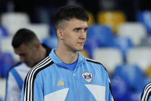 Maleją szanse na głośny transfer Mateusza Kochalskiego? Bramkarz z Bundesligi przedłużył kontrakt [OFICJALNIE]