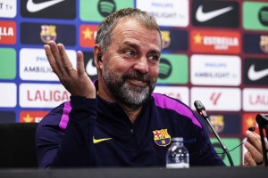 Hansi Flick zadowolony z eksperymentu. „Gra bardzo dobrze”