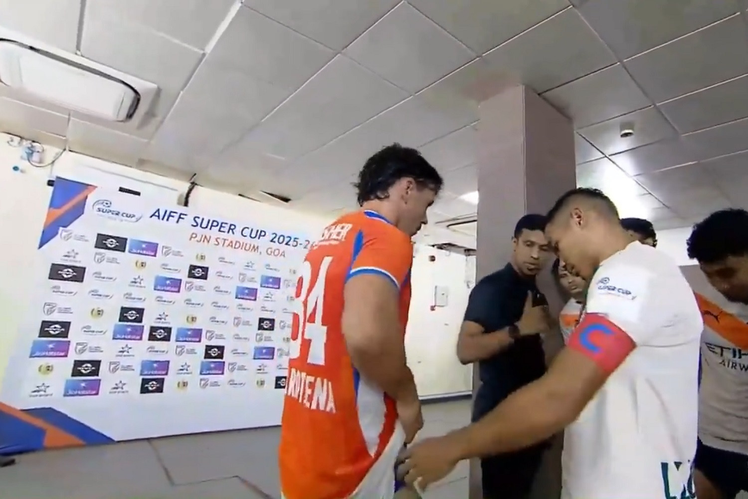 Grał w Pogoni Szczecin, teraz dostał czerwoną kartkę w tunelu za... nieodpowiednią bieliznę [WIDEO]