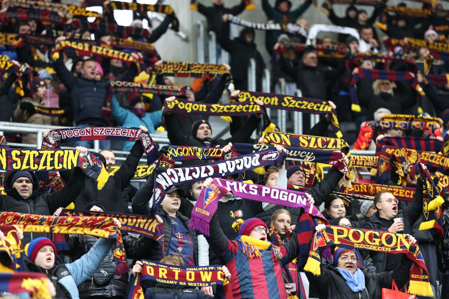 Kibice Pogoni Szczecin z transparentem skierowanym do Mariusza Mowlika [FOTO]