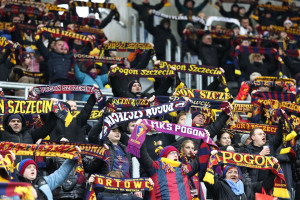 Kibice Pogoni Szczecin z transparentem skierowanym do Mariusza Mowlika [FOTO]