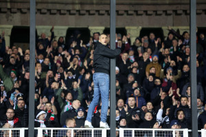 „On jest temu winien, wypier***** stąd powinien”. Kibice Legii Warszawa zareagowali [WIDEO]