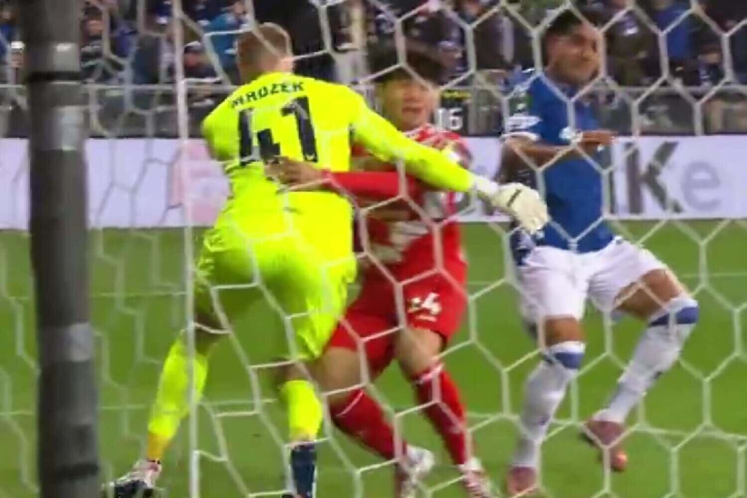 Błąd Bartosza Mrozka nie zniechęcił Lecha Poznań. Mistrzowie Polski wracają do gry po golu z rzutu karnego [WIDEO]