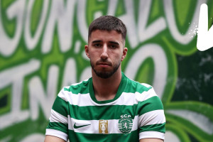 Łączono go z FC Barceloną i Manchesterem United, podpisał nowy kontrakt [OFICJALNIE]