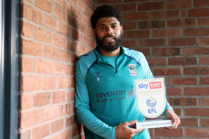 Mógłby grać dla Polski. Został piłkarzem miesiąca w Championship