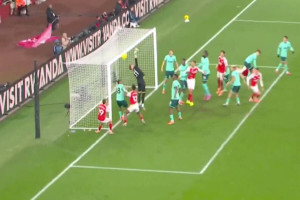 Dwa samobóje ratują Arsenal! Czerwona latarnia Premier League postawiła ciężkie warunki [WIDEO]