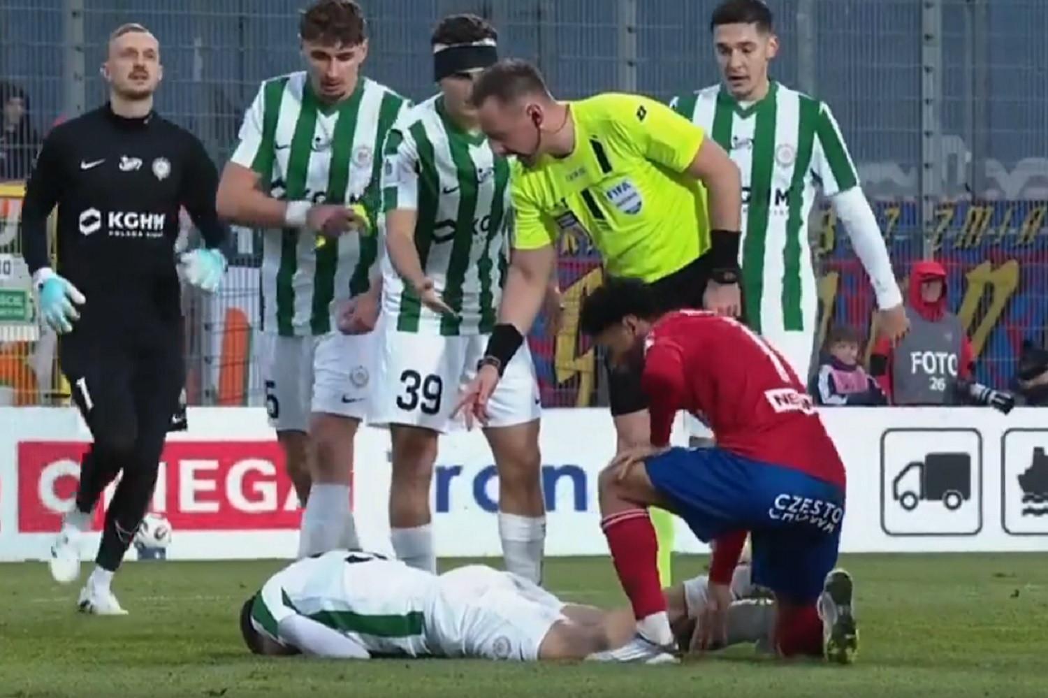 Piłkarz Rakowa Częstochowa wyleciał za to z boiska [WIDEO]