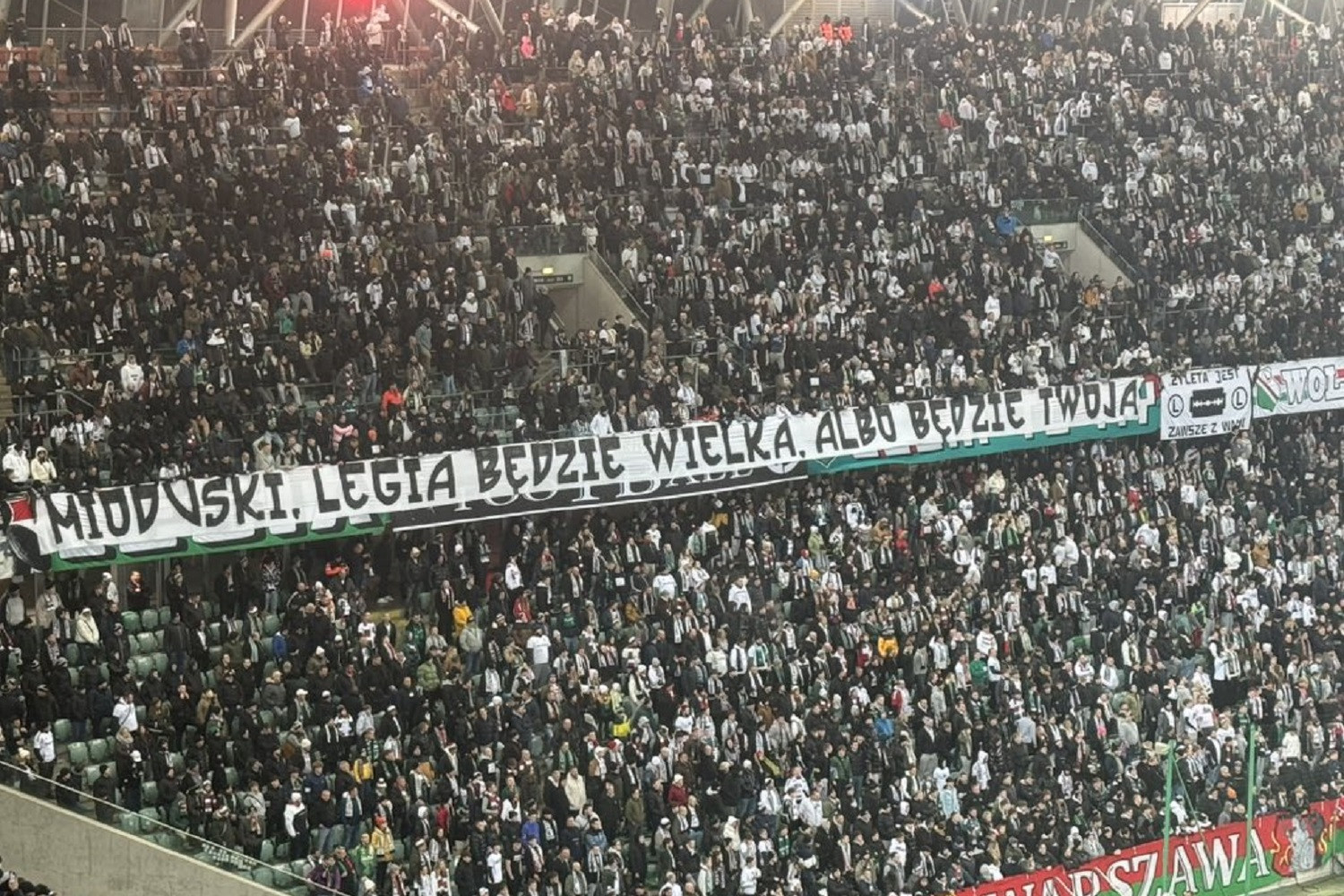 „Sprzedaj klub i sp*****laj!” Kibice Legii Warszawa z prostym przekazem do Dariusza Mioduskiego [WIDEO]