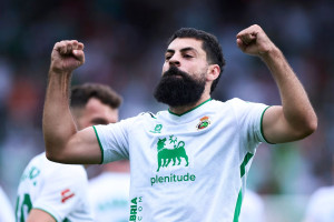 Łączono go z Legią Warszawa, jest najlepszym strzelcem na zapleczu LaLigi