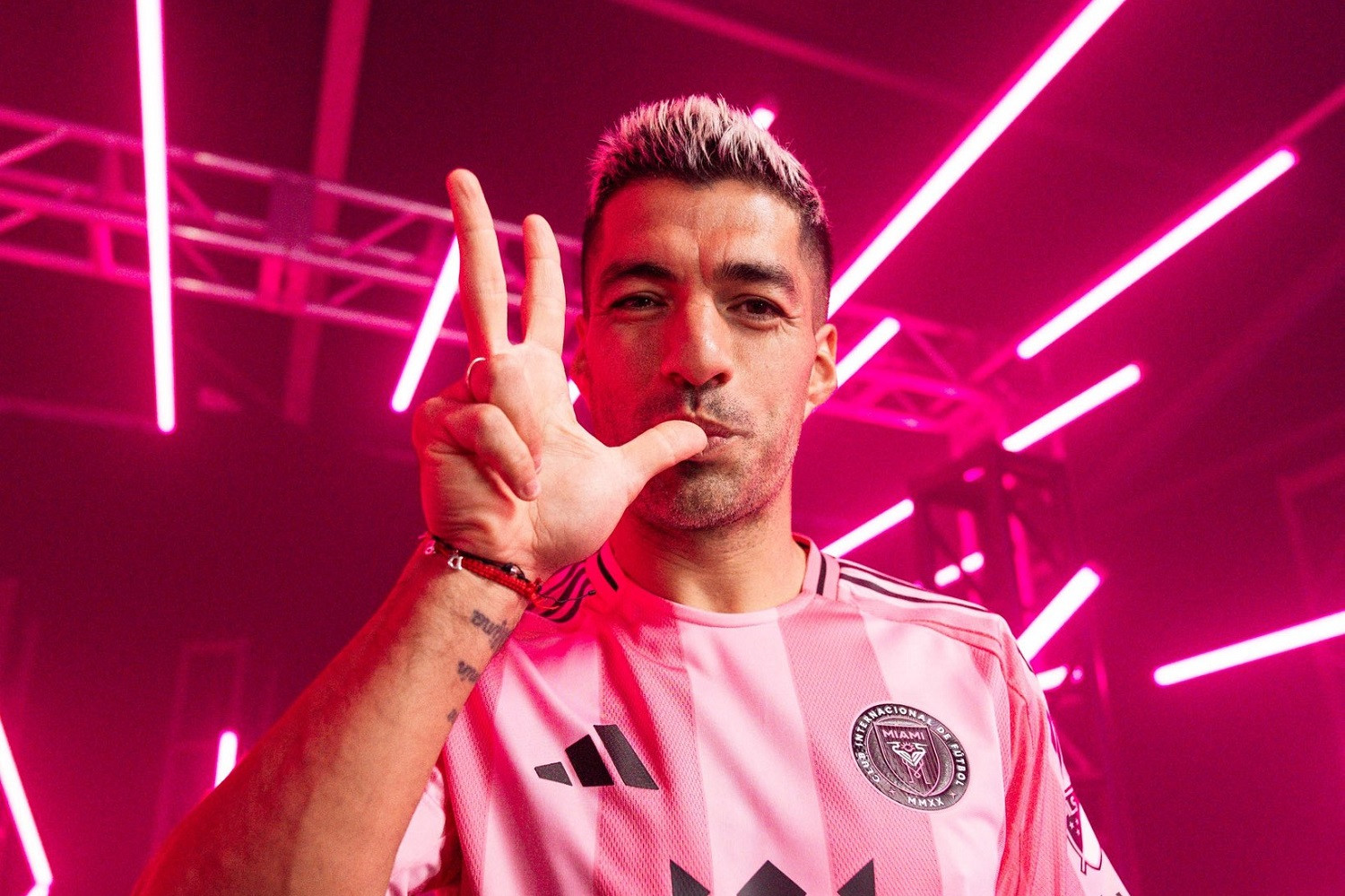 OFICJALNIE: Luis Suárez gra dalej