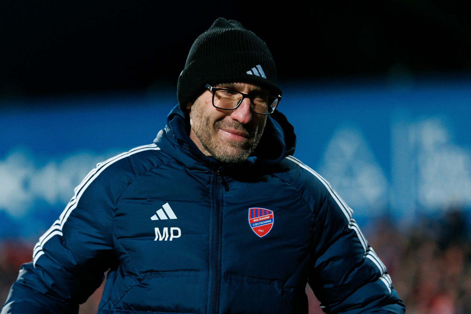 LIVE: Kibice Legii Warszawa z transparentem. Wymuszona zmiana w Jagiellonii Białystok [WIDEO]