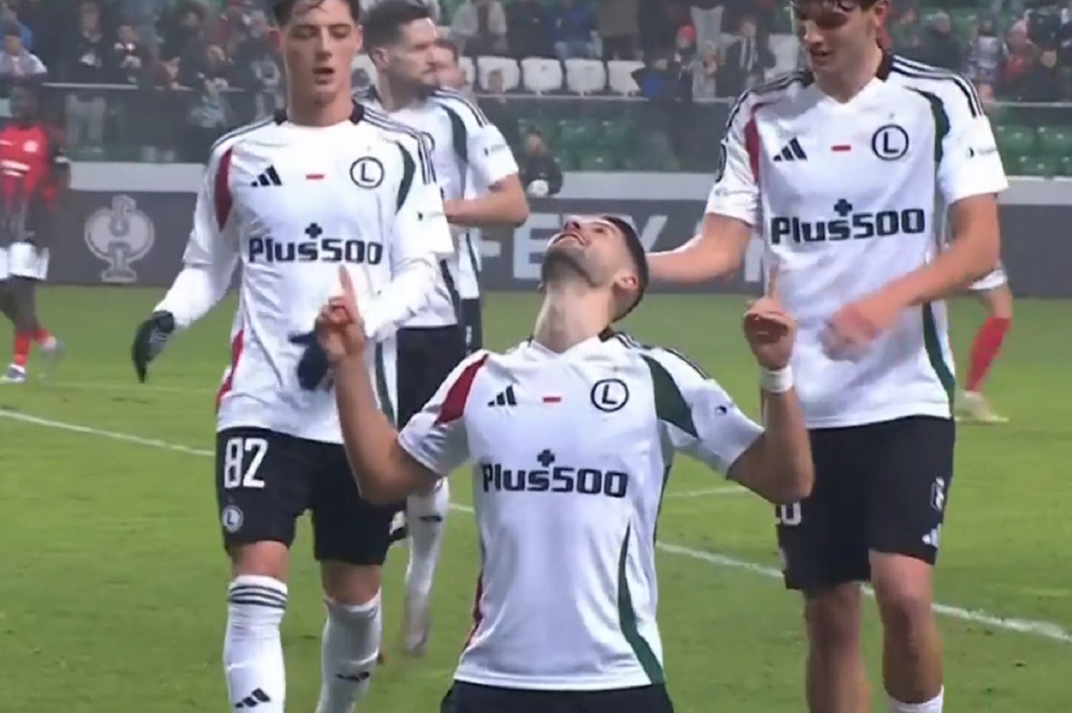 LIVE: Kibice Legii Warszawa z transparentem. Gospodarze na prowadzeniu! [WIDEO]