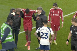 Wszedł na drugą połowę, strzelił gola i... nagle kontuzja. Słodko-gorzki występ Alexandra Isaka [WIDEO]