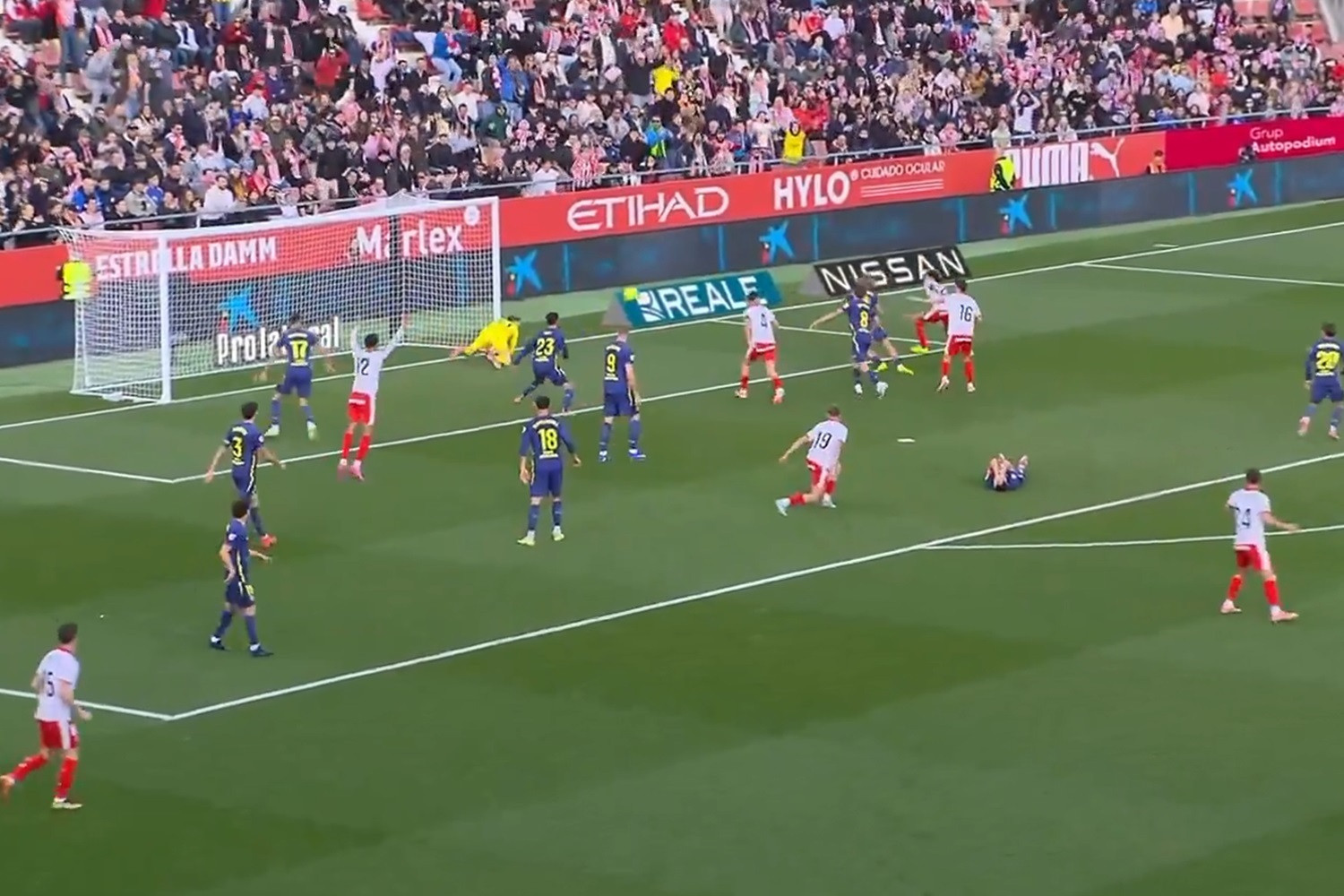 Rywal już się cieszył z gola... Nieprawdopodobna interwencja Jana Oblaka [WIDEO]