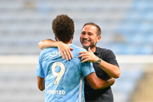 Napastnik o polskich korzeniach łączony z transferem do Premier League. Frank Lampard chce go zatrzymać