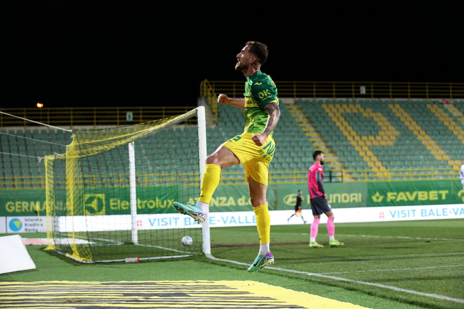 Skreślony przez Lecha Poznań pomocnik odżył! Prowadzi zespół do pucharów