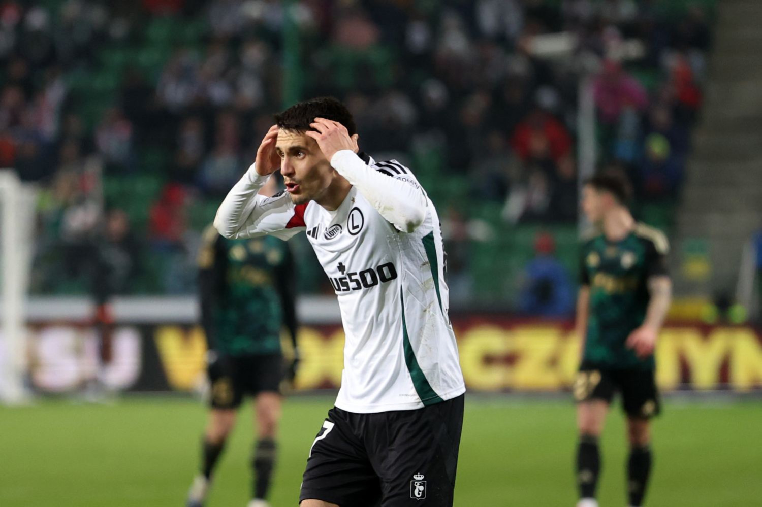 Niespodziewany kierunek transferu Bartosza Kapustki? Mają rozmawiać