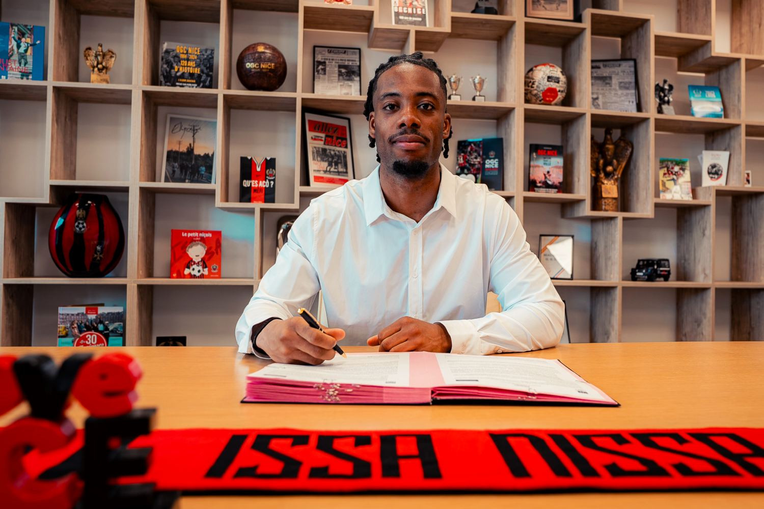 OFICJALNIE: Elye Wahi opuścił Eintracht Frankfurt. Kosztował 26 milionów euro, musi się odbudować w ojczyźnie