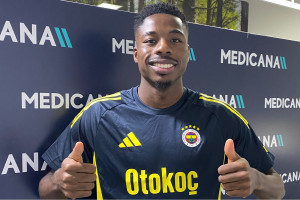 OFICJALNIE: Fenerbahçe pozyskało pogromcę Legii Warszawa. Rekord sprzedażowy po ponad... ćwierć wieku