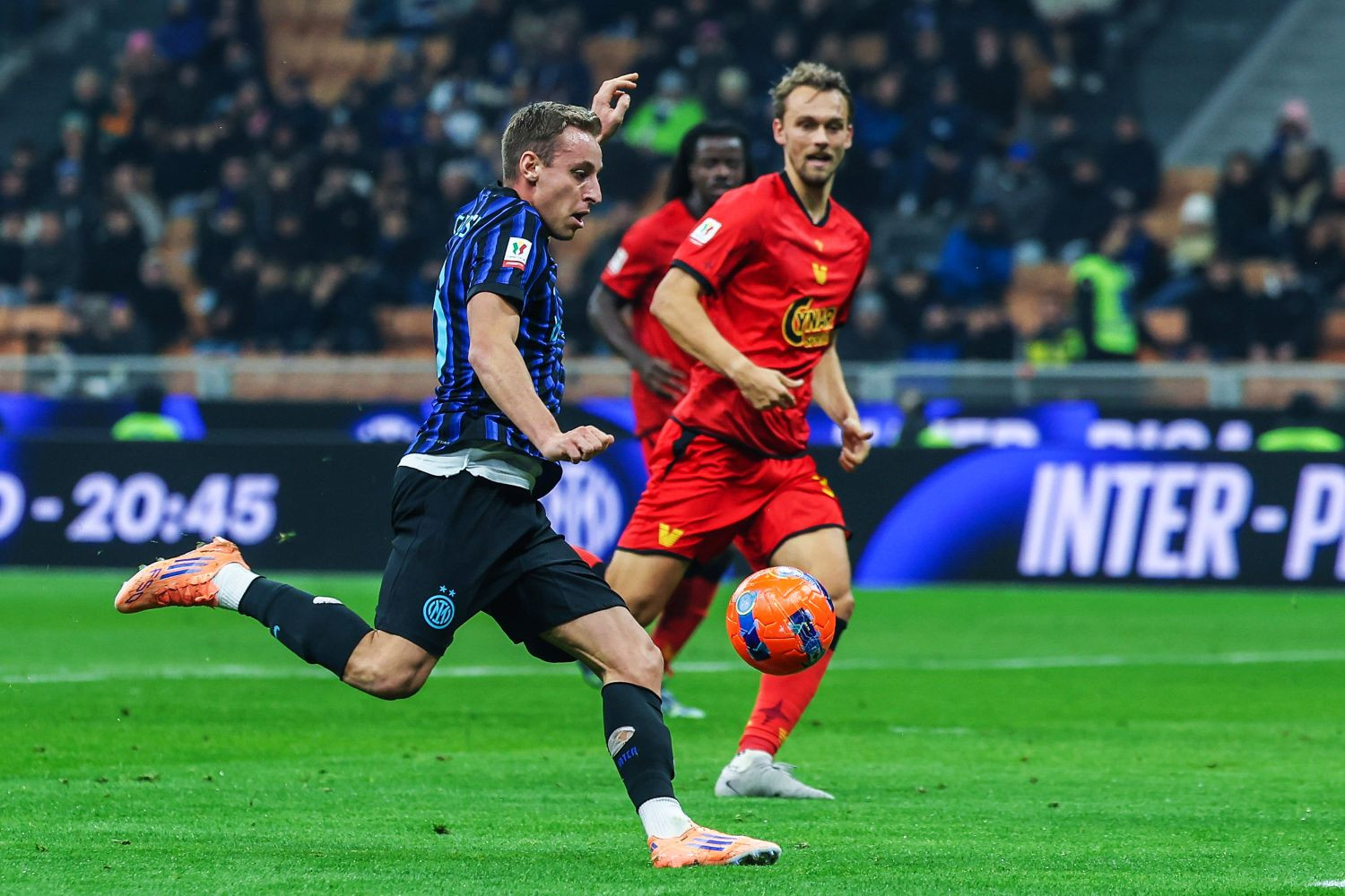 Inter Mediolan docelowo chce za niego 35 milionów euro. Rozmowy trwają