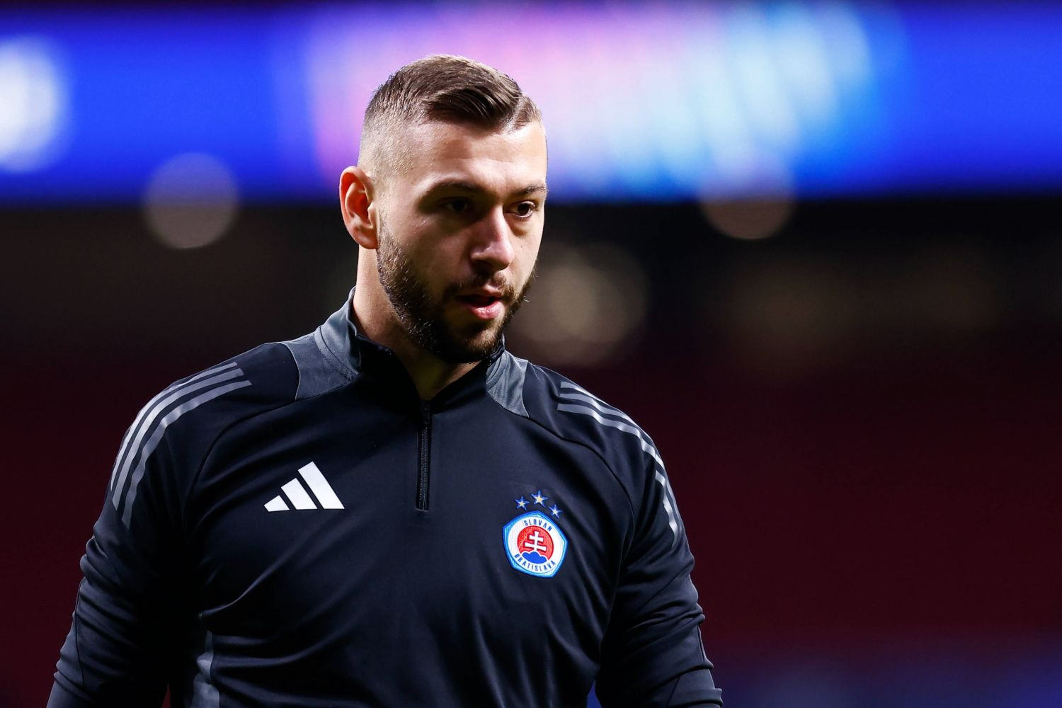 Beniaminek Ekstraklasy chce zawodnika z Ligi Konferencji. Trwają rozmowy