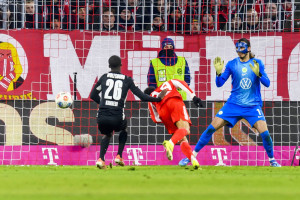 Kamil Grabara wpuścił osiem bramek. To najwyższa porażka Wolfsburga w historii Bundesligi [WIDEO]