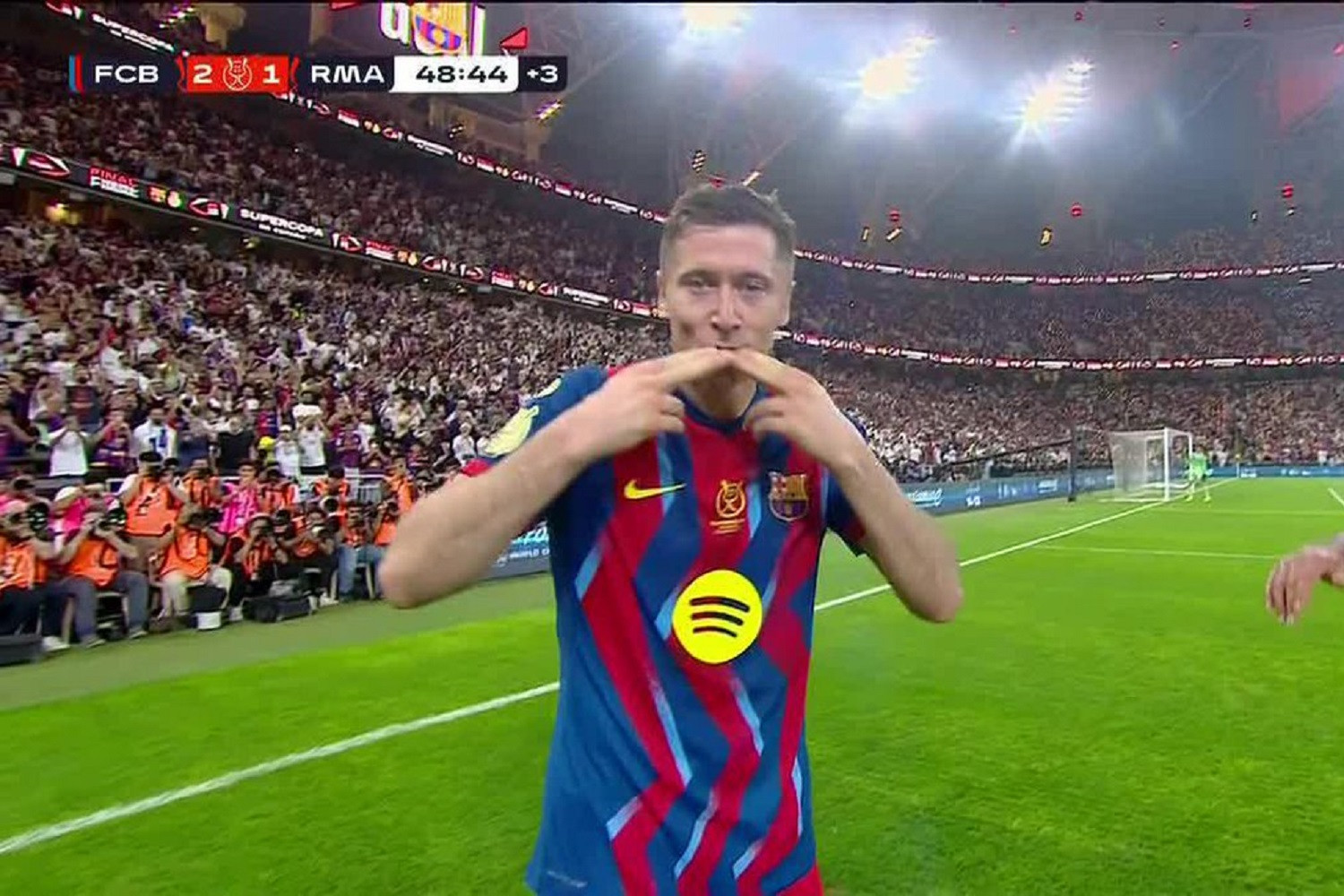 Robert Lewandowski strzela, FC Barcelona remisuje do przerwy z Realem Madryt [WIDEO]