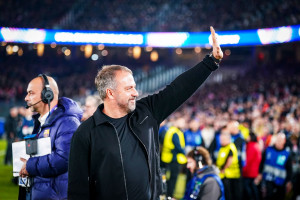 Wylądował. To ma być nowy podopieczny Hansa-Dietera Flicka w Barcelonie