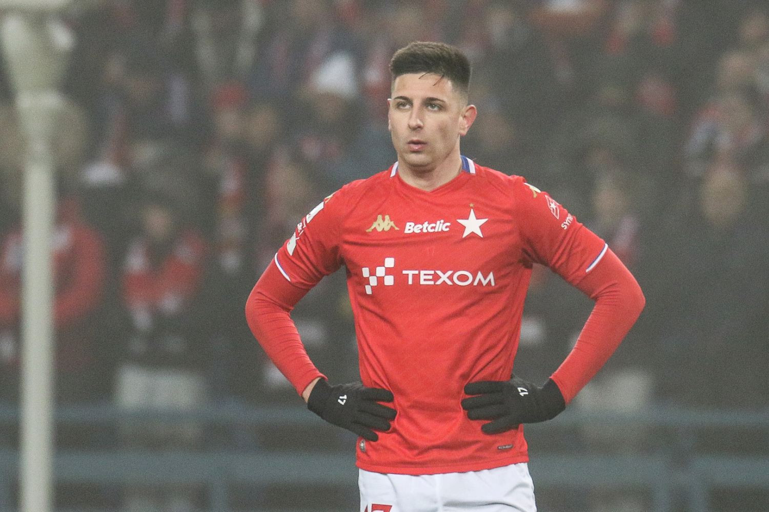 Zawodnik Wisły Kraków jedzie do szpitala. Opuścił boisko z urazem