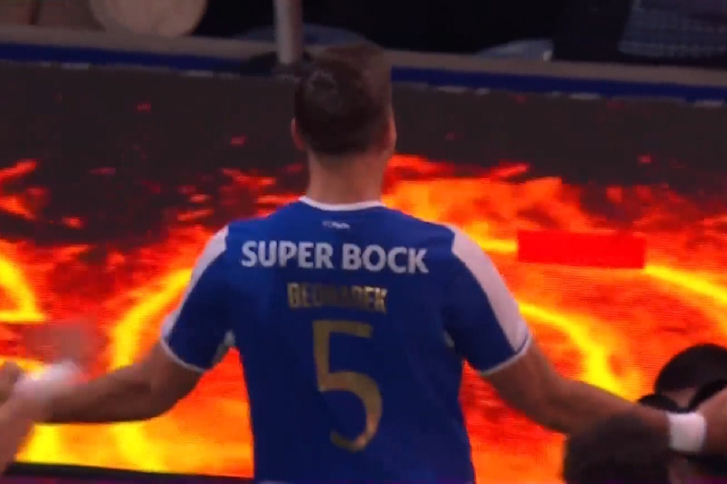 Jan Bednarek otwiera wynik w derbach! Efektowny gol Polaka [WIDEO]