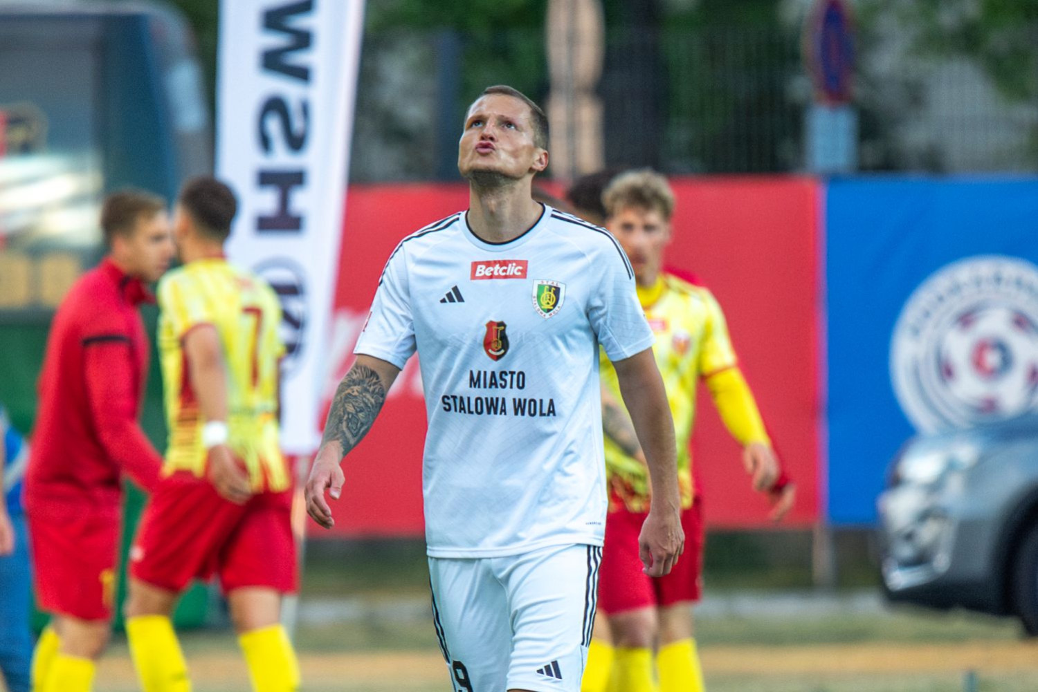 Wisła Kraków i Pogoń Szczecin w CV. Obrońca wyląduje w III lidze