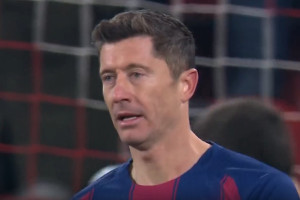 Robert Lewandowski z golem samobójczym! Wymiana ciosów w Pradze [WIDEO]