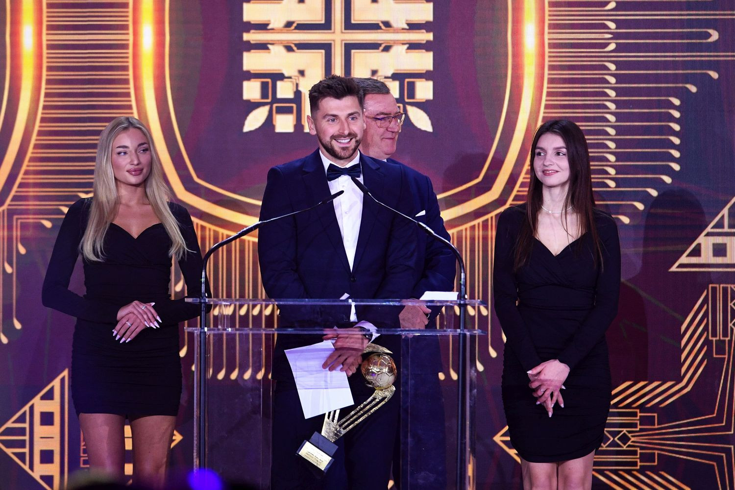 Poznaliśmy wyniki plebiscytu „Piłki Nożnej” za 2025 rok! Jan Urban nagrodził najlepszego ligowca