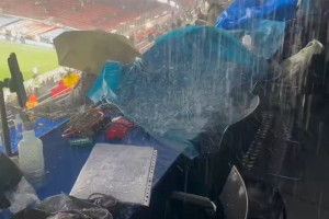 Woda lała się strumieniami. Oto warunki na trybunie prasowej Camp Nou [WIDEO]