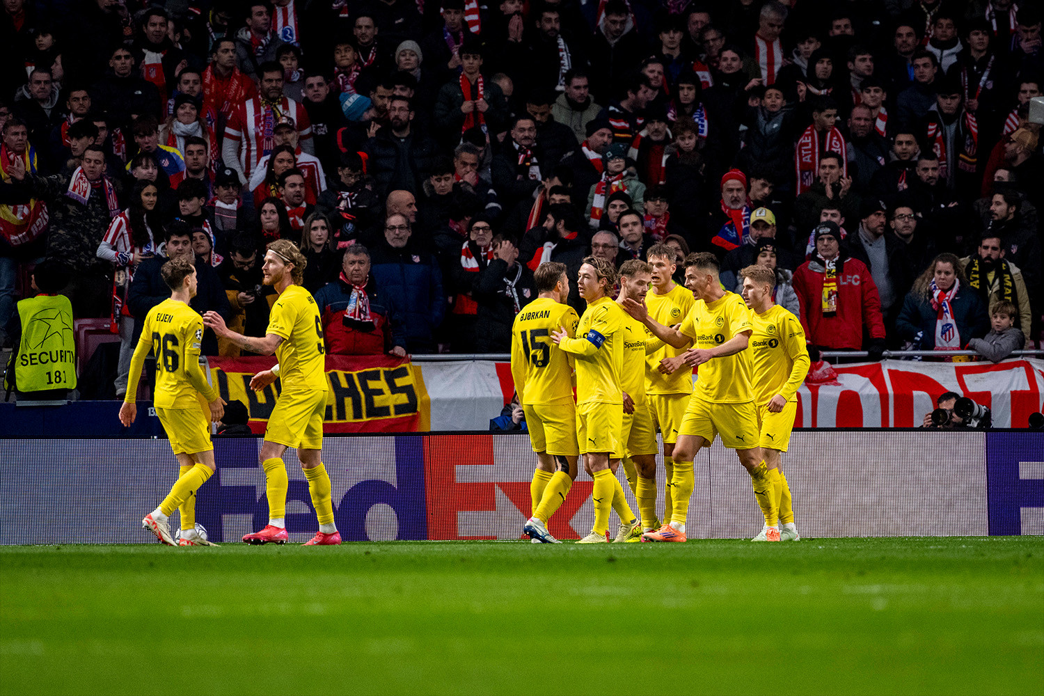 Szalony wieczór w Lidze Mistrzów! Gol bramkarza, trafienie Roberta Lewandowskiego i parę niespodzianek [WIDEO]