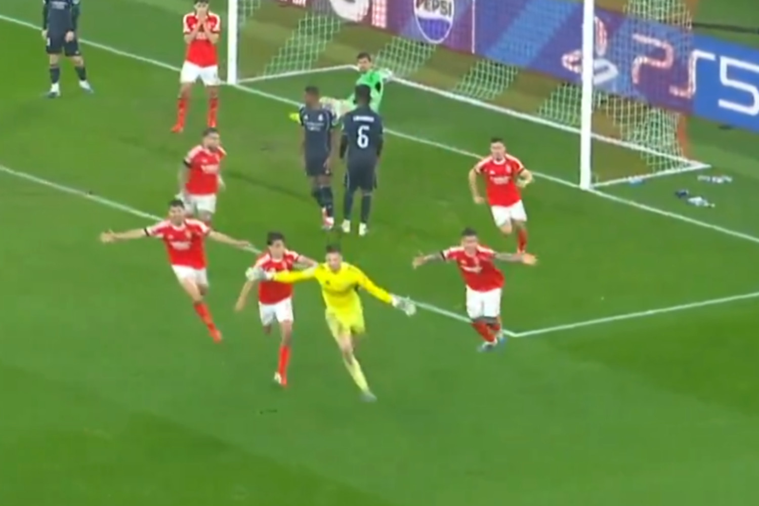 Coś nieprawdopodobnego! Bramkarz strzela gola Realowi Madryt w Lidze Mistrzów na wagę awansu [WIDEO]