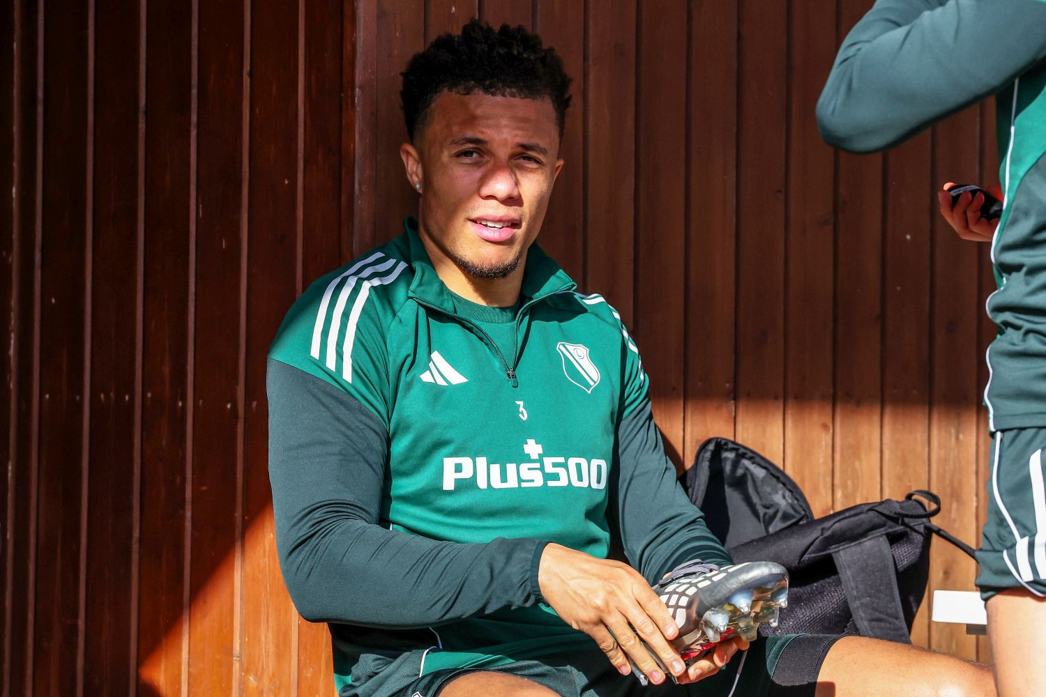 Legia Warszawa negocjuje sprzedaż Steve'a Kapuadiego. „Bardzo intensywne rozmowy”