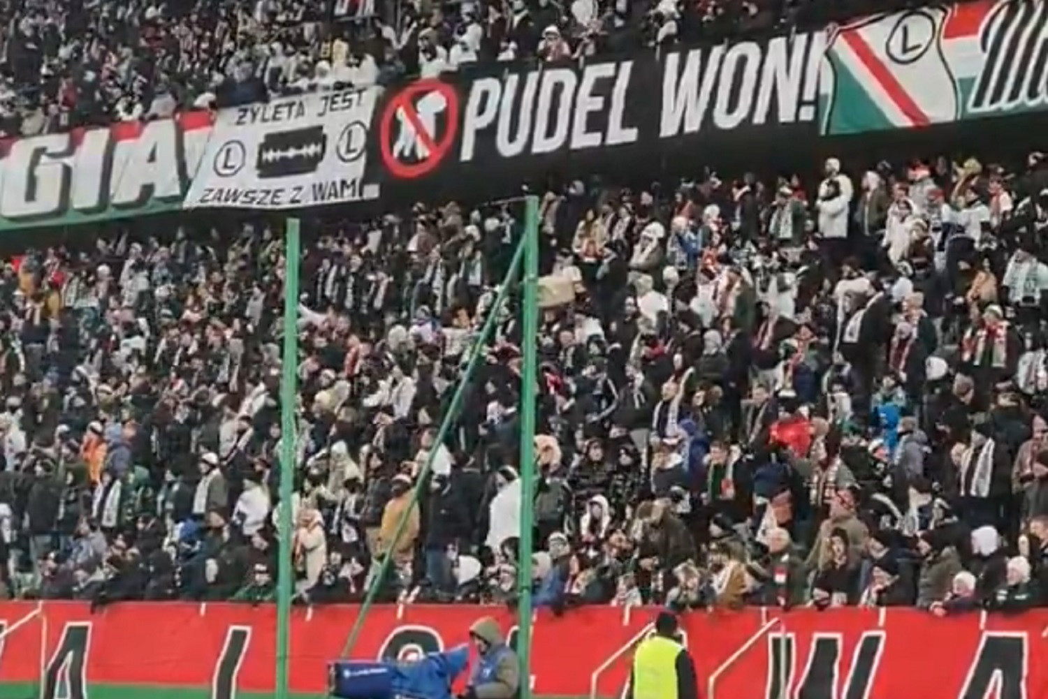 Kibice Legii Warszawa z krótkim przekazem do Marka Papszuna [WIDEO]