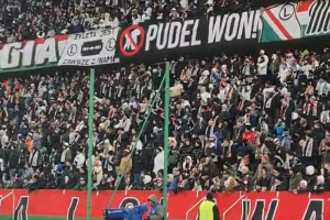 Kibice Legii Warszawa z krótkim przekazem do Marka Papszuna [WIDEO]