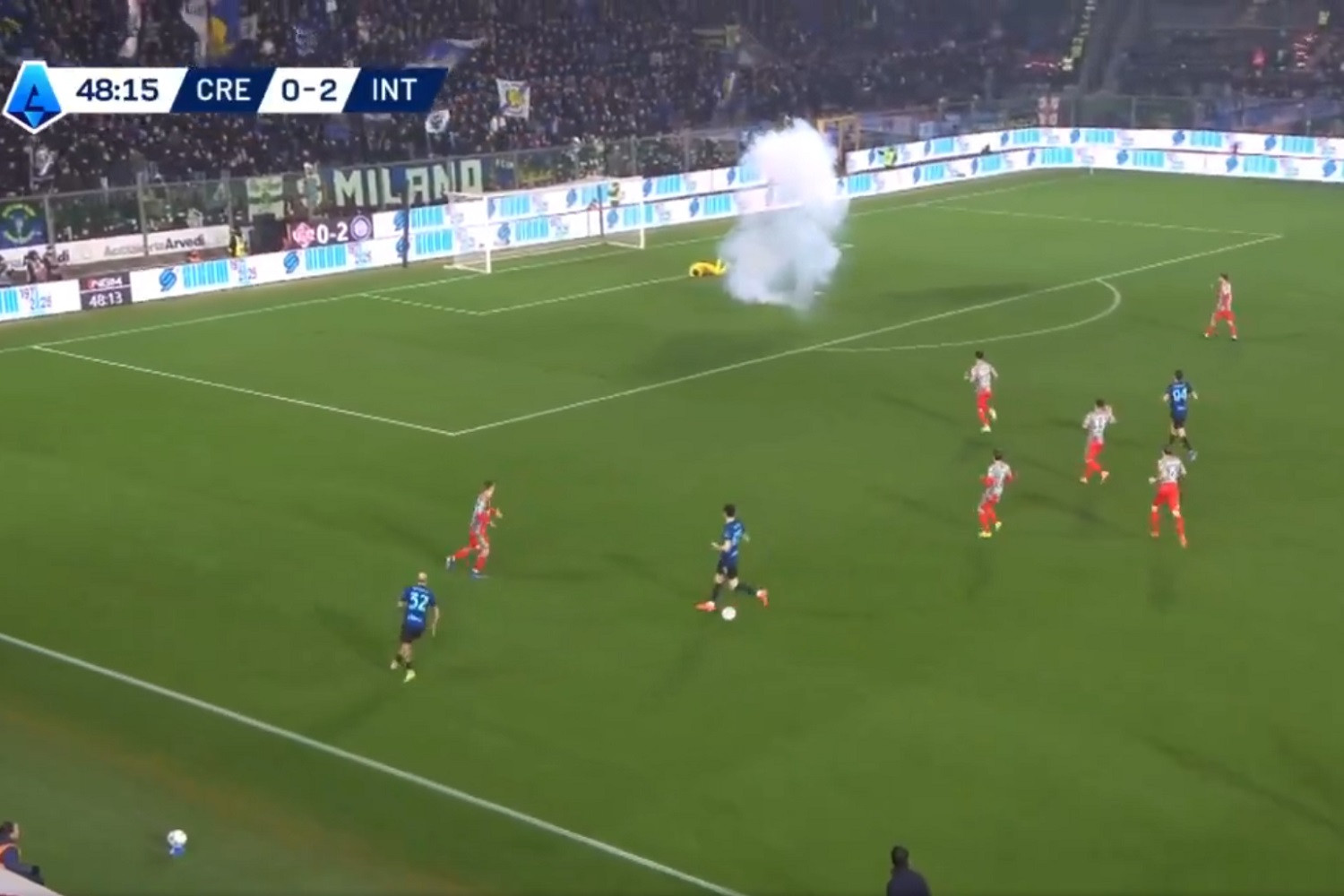 Rzucił petardą w bramkarza na meczu Serie A, sam mocno ucierpiał [WIDEO]