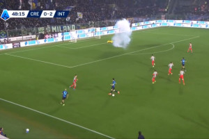 Rzucił petardą w bramkarza na meczu Serie A, sam mocno ucierpiał [WIDEO]