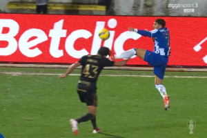 Oskar Pietuszewski może zyskać minuty. Skrzydłowy FC Porto zawieszony za bandycki faul [OFICJALNIE]