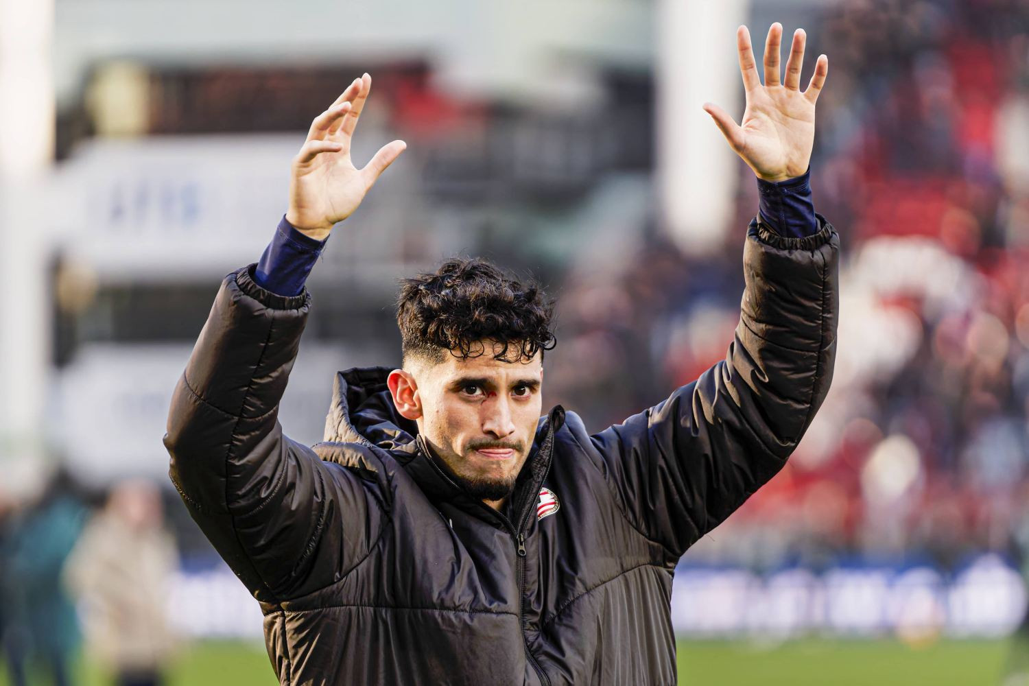 Klub z Premier League negocjuje letni transfer napastnika. Drugie podejście