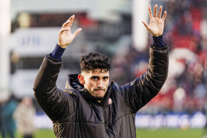 Klub z Premier League negocjuje letni transfer napastnika. Drugie podejście