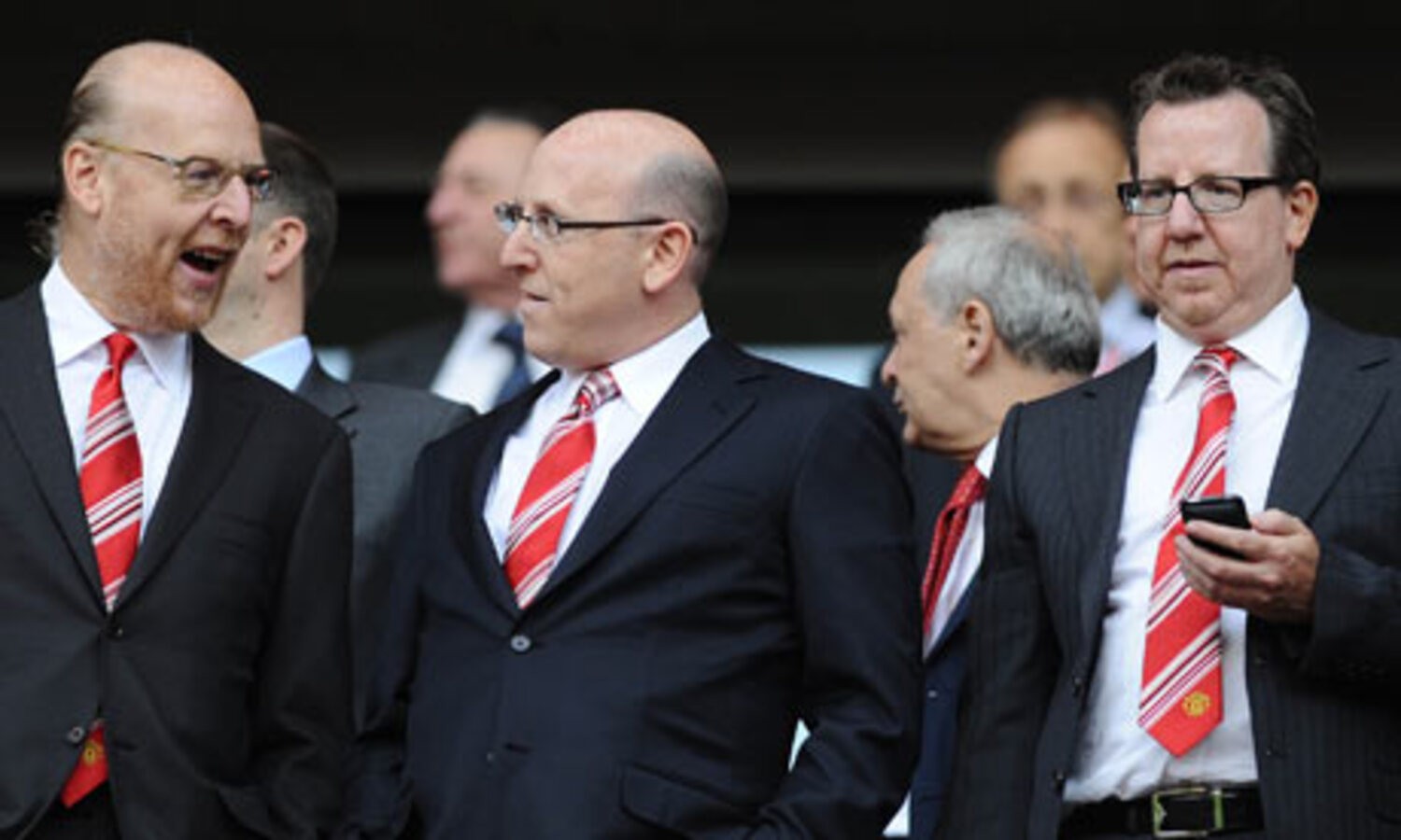 Gaszą pożar przed derbami. Bracia Glazerowie przylecieli do Manchesteru na specjalne spotkanie