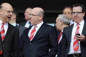 Gaszą pożar przed derbami. Bracia Glazerowie przylecieli do Manchesteru na specjalne spotkanie