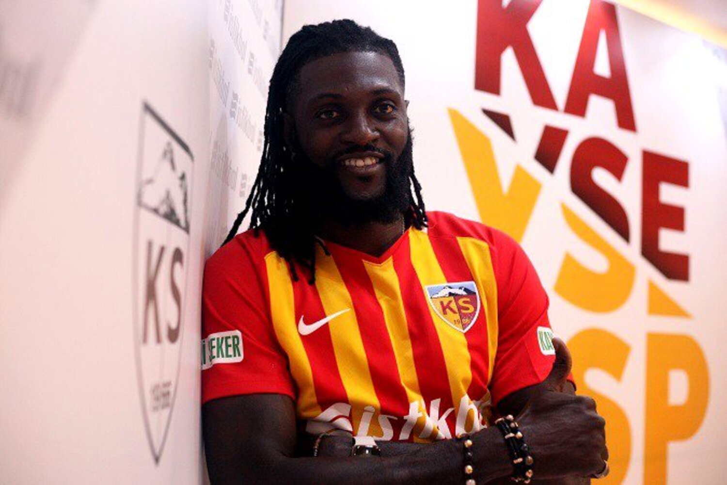 Adebayor znowu w Premier League?! Napastnik może pomóc Aston Villi